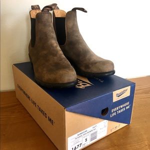 Blundstone Womens Boots with Heel. Size 8. Rustic Brown Suede